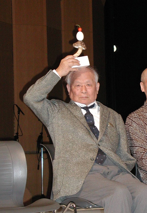 Shigeru Mizuki, with the trophy on his head, celebrates winning the Oribe Prize Grand Prix   Gifu, Japan Mr. Mizuki, with the trophy on his head, celebrates winning the Oribe Award Grand Prix  Gifu City, Gifu Prefecture, November 6, 2005 
