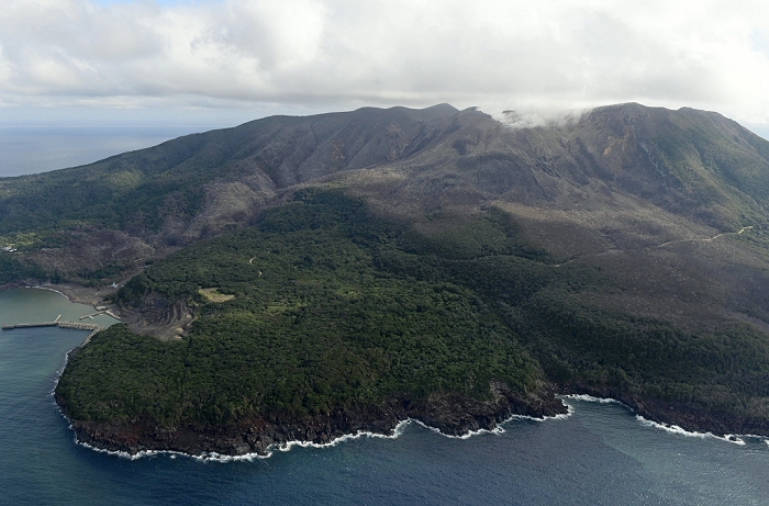 Kuchinoerabu Island  November 19, 2015  Kuchino erabu Island on the 29th, six months after the explosive eruption of Mt. In the foreground is the Honmura district in the center of the island.