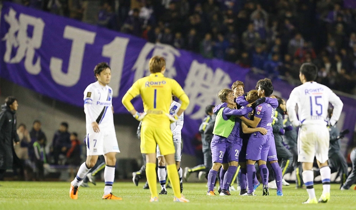 2015 J League Championship Final Game 2 Hiroshima is the annual champion Sanfrecce Hiroshima team group, DECEMBER 5, 2015   Football   Soccer : The Hiroshima eleven celebrate their victory in front of the nodding G Osaka eleven at E Sta, Hiroshima, December 5, 2015.