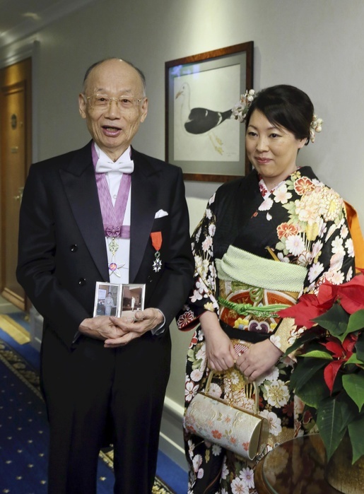 Nobel Prize 2015. Award ceremony in Stockholm Before leaving for the Nobel Prize ceremony, Satoshi Omura, Professor Emeritus at Kitasato University, and his eldest daughter, Ikuyo, hold a photo of his wife, Fumiko  on the left , and his subordinate, Notako Oiwa  3:18 p.m. on October 10, 2012, in Stockholm .