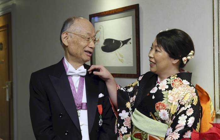 Nobel Prize 2015. Award ceremony in Stockholm Eldest daughter Ikuyo adjusts the enbi outfit of Professor Satoshi Omura, Special Honorary Professor of Kitasato University, before leaving for the Nobel Prize award ceremony  3:16 p.m. on October 10, in Stockholm   photo by Naoki Maeda.