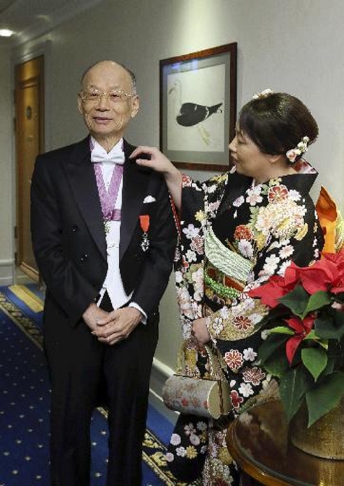 Nobel Prize 2015. Award ceremony in Stockholm Eldest daughter Ikuyo adjusts the enbi outfit of Professor Satoshi Omura, Special Honorary Professor of Kitasato University, before leaving for the Nobel Prize award ceremony  3:16 p.m. on October 10, in Stockholm   photo by Naoki Maeda.