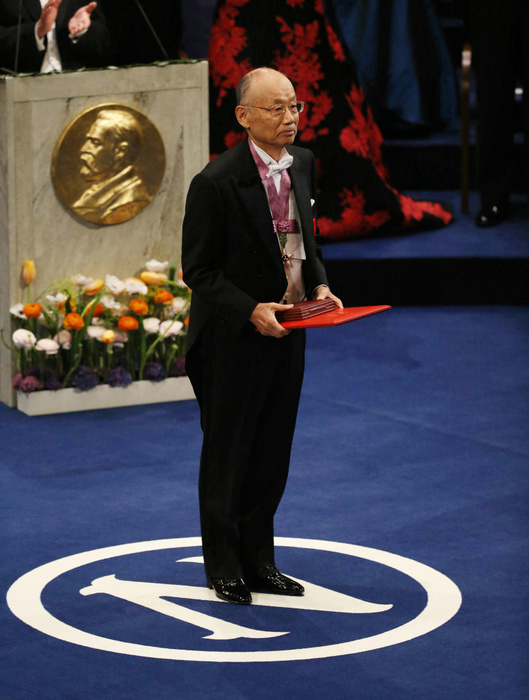Nobel Prize 2015. Award ceremony in Stockholm Kitasato University Distinguished Professor Satoshi Omura holds his medal and certificate for the Nobel Prize in Physiology or Medicine at the Nobel Prize ceremony in Stockholm, December 10, 2015, 5:11 p.m.  Representative photo 