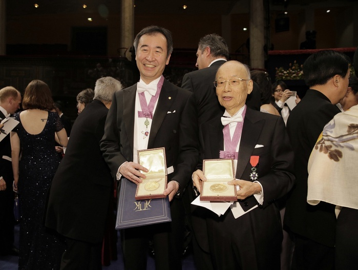 Nobel Prize 2015. Award ceremony in Stockholm Takaaki Kajita, director of the Institute for Cosmic Ray Research at the University of Tokyo  left  and Satoshi Omura, special professor emeritus at Kitasato University, smile with their medals after the Nobel Prize ceremony at the Concert Hall in Stockholm, 2015. December 10, 5:48 p.m.  Representative photo 