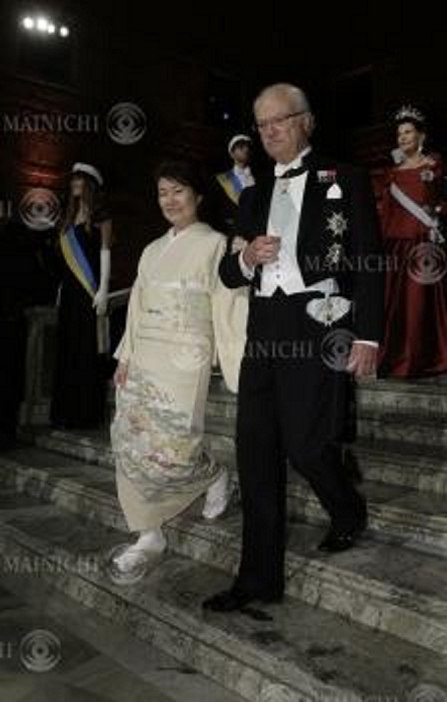 Nobel Prize 2015. Dinner in Stockholm King Carl XVI Gustaf of Sweden  right  and Michiko, wife of Takaaki Kajita, director of the Institute for Cosmic Ray Research at the University of Tokyo, attend a dinner after the Nobel Prize ceremony at Stockholm City Hall, December 10, 2015, 7:08 PM  representative photo .