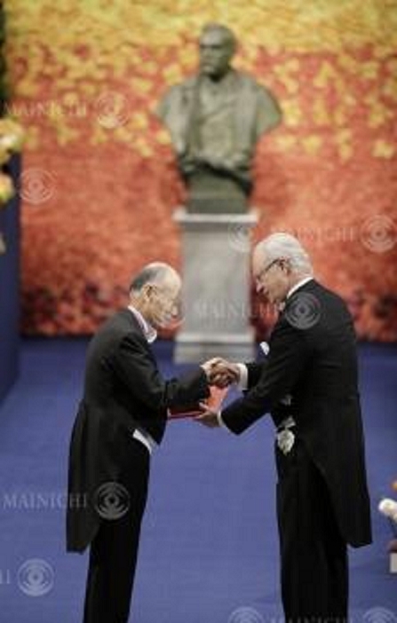 Nobel Prize 2015. Award ceremony in Stockholm Satoshi Omura, Distinguished Professor Emeritus of Kitasato University, receives the medal and certificate for the Prize in Physiology or Medicine from King Carl XVI Gustaf of Sweden  right  at the Nobel Prize award ceremony at the Concert Hall in Stockholm, December 10, 2015, 5:11 p.m. Photo by Representative