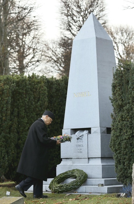 Nobel Prize 2015. Mr. Omura Goes to Nobel s Tomb Prof. Satoshi Omura, Kitasato University professor emeritus, lays a wreath on Alfred Nobel s grave in a Stockholm suburb on December 12.