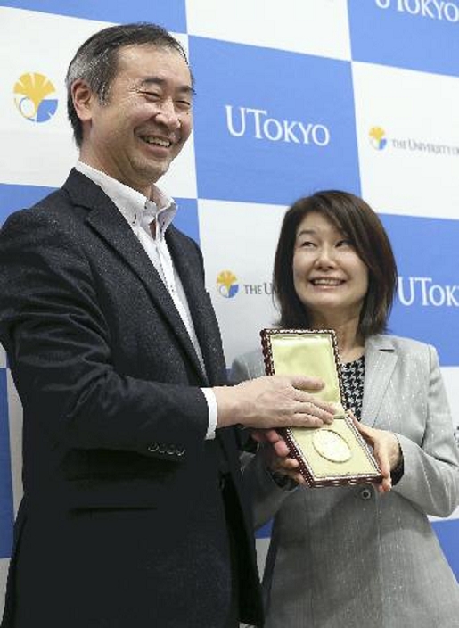 Nobel Prize 2015. Mr. Kajita s Return to Japan Press Conference Professor Takaaki Kajita  left  and his wife Michiko of the University of Tokyo show off their medals at a press conference after returning from the Nobel Prize ceremony at Haneda Airport at 5:22 p.m. on April 14  photo by Haruka Takahashi .