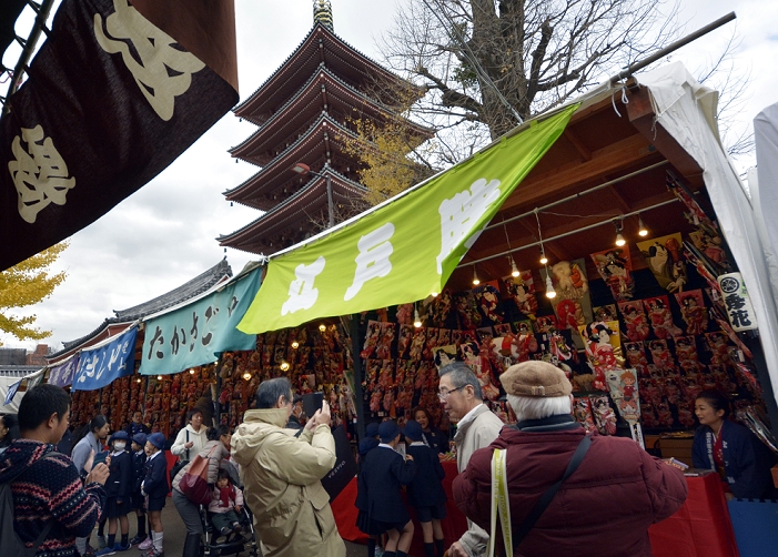 Hagoita Market at Sensoji Temple A tradition at the end of the year December 17, 2015, Tokyo, Japan   Decorated battledores, shuttlecocks and kites are on sale at open air stalls during an annual fair held on the grounds of The fair originated in the 16th century from a custom to give a battledore and pray for the The fair originated in the 16th century from a custom to give a battledore and pray for the healthy growth of girls, symbolizing the racket as a  board to bounce back evil.   Photo by Natsuki Sakai AFLO  AYF  mis 
