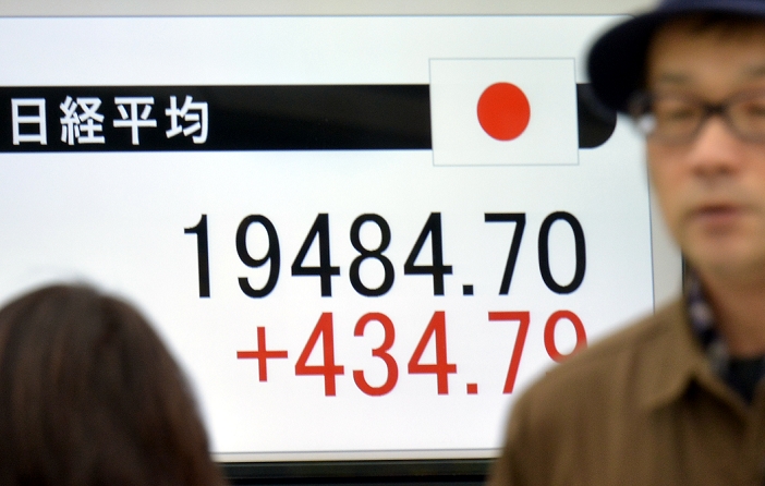 Stock prices continue to rise sharply Favorable U.S. interest rate hike December 17, 2015, Tokyo, Japan   Japanese stocks rally from a two month low on the Tokyo Stock Exchange market on Thursday, December 17, 2015, after the U.S. Federal Reserve announced the first rate hike in nearly a decade. The 225 issue Nikkei Stock Average surged more than 400 points to well over the 19,4700.00 mark.   Photo by Natsuki Sakai AFLO  AYF  mis 