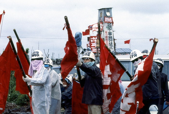New Tokyo International Airport  March 1978  March 1978, Narita, Japan   Radical left wing students and activists supporting local landowners and farmers continue their protest around the outer perimeter of New Tokyo International Airport as the airport better known as Narita Airport goes into the final phase of preparation  for the scheduled opening in May, 1978.   Photo by Natsuki Sakai AFLO  AYF  mis 
