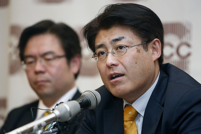 Former Seoul Bureau Chief of Sankei Shimbun Acquitted for article on President Park Tatsuya Kato, Dec 17, 2015 : Tatsuya Kato  R , former Seoul bureau chief of Japanese Sankei Shimbun newspaper, attends a news conference after his trial in Seoul, South Korea. The Japanese journalist s verdict hearing on  defamation charges  was held at the Seoul Central District Court on Thursday and he was acquitted of charges. According to media report, Kato wrote an article that President Park Geun hye and her former adviser when she was a lawmaker, Jeong Yun hoe had an alleged secret meeting on April 16, 2014 when the Sewol ferry sank off the southwest coast of South Korea, killing more than 300 people.   Photo by Lee Jae Won AFLO   SOUTH KOREA 