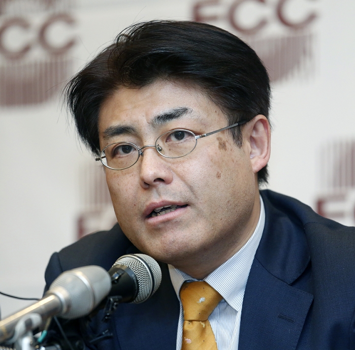 Former Seoul Bureau Chief of Sankei Shimbun Acquitted for article on President Park Tatsuya Kato, Dec 17, 2015 : Tatsuya Kato, former Seoul bureau chief of Japanese Sankei Shimbun newspaper, attends a news conference after his trial in Seoul, South Korea. The Japanese journalist s verdict hearing on  defamation charges  was held at the Seoul Central District Court on Thursday and he was acquitted of charges. According to media report, Kato wrote an article that President Park Geun hye and her former adviser when she was a lawmaker, Jeong Yun hoe had an alleged secret meeting on April 16, 2014 when the Sewol ferry sank off the southwest coast of South Korea, killing more than 300 people.   Photo by Lee Jae Won AFLO   SOUTH KOREA 