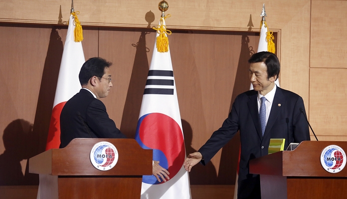 Japan and South Korea Foreign Ministers Meet Agreement on the issue of comfort women Fumio Kishida and Yun Byung se, Dec 28, 2015 : Japanese Foreign Minister Fumio Kishida  L  and his South Korean counterpart Yun Byung se attend a press conference after their talks at the Foreign Ministry in Seoul, South Korea. The foreign ministers of the two countries met for talks on the issue of Korean women, so called comfort women, who were forced into sexual slavery for Japanese army during World War II.  Photo by Lee Jae Won AFLO   SOUTH KOREA 