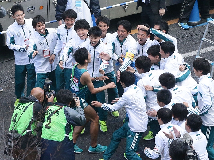 The 92nd HAKONE EKIDEN Return Race Goal Aoyama Gakuin University wins the overall championship  Aoyama Gakuin University Aoyama Gakuin University team group, JANUARY 3, 2016   Athletics : Aoyama Gakuin University athletes smile as they greet Toshinori Watanabe  center  in the 10th section as he cuts the finishing tape for his second consecutive HAKONE EKIDEN victory, January 3, 2016  photo date 20160103  Location Otemachi