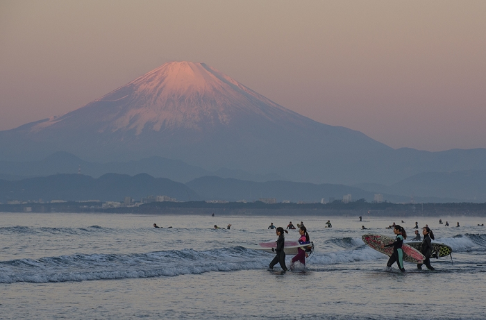 The start of the year 2016 New Year celebrations throughout Japan JANUARY 1, 2016   Surfers enter the water just before the first sunrise of the new year, known as  hatsu hinode , at Kugenuma Beach in Fujisawa, Kanagawa, Japan.  Photo by Ben Weller AFLO   JAPAN   UHU 