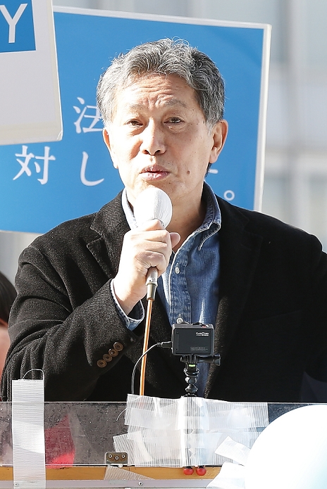 Citizens Coalition Makes First Citywide Declaration Opposition Parties to Fight Together  for Upper House Election Kobe College professor, Tatsuru Uchida attend a rally against new security legislation at Tokyo s Shinjuku district, Japan on January 5, 2016. The Civil Alliance for Peace and Constitutionalism, comprised of members from SEALDs and other organizations, held a new year public rally to demand repeal of contentious security laws and to call on opposition parties to ally in this summer s upper house election.  Photo by AFLO 