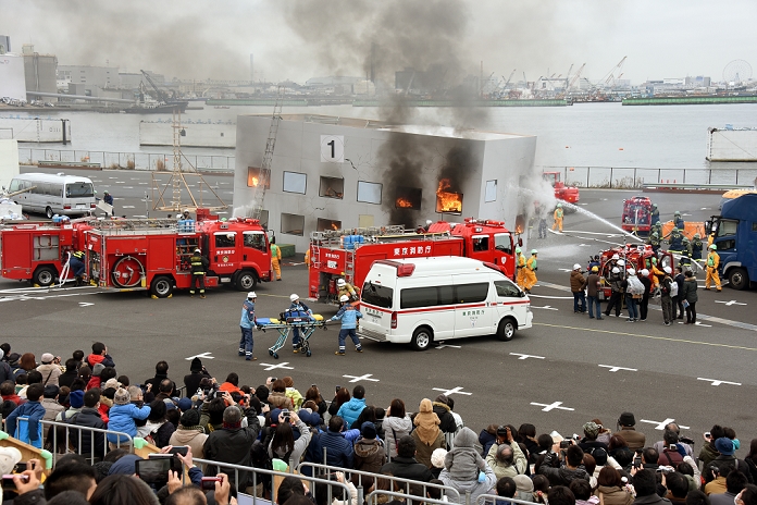 Tokyo Fire Department  New Year s Ceremony 2,700 firefighters and others participated January 6, 2016, Tokyo, Japan   Firefighters demonstrate their firefighting and rescue techniques during an annual New Year s review of the A fleet of 140 fire engines and fireboats, and 2,700 people participated in the annual drill on the water front.  Photo by Natsuki Sakai AFLO  AYF  mis 