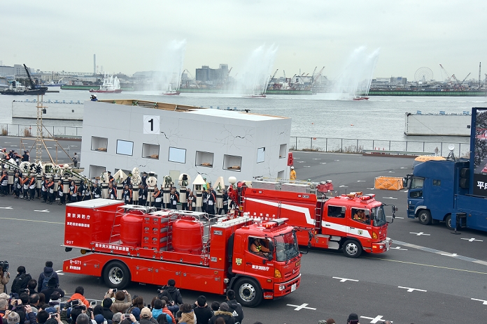 Tokyo Fire Department  New Year s Ceremony 2,700 firefighters and others participated January 6, 2016, Tokyo, Japan   Firefighters demonstrate their firefighting and rescue techniques during an annual New Year s review of the A fleet of 140 fire engines and fireboats, and 2,700 people participated in the annual drill on the water front.  Photo by Natsuki Sakai AFLO  AYF  mis 