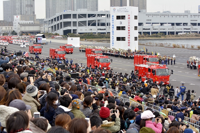 Tokyo Fire Department  New Year s Ceremony 2,700 firefighters and others participated January 6, 2016, Tokyo, Japan   A fleet of 140 fire engines and fireboats, and 2,700 people participate in an annual New Year s review of the Tokyo Fire Department on Wednesday, January 6, 2016.  Photo by Natsuki Sakai AFLO  AYF  mis 