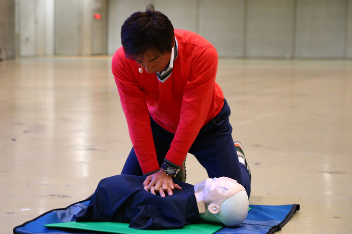 Tokyo Marathon Foundation Conducted a general lifesaving seminar A volunteer participates in a first aid class organised by Tokyo Marathon 2016 on January 17, 2016 in Tokyo, Japan. 1000 volunteers were instructed in first aid including how to deal with a cardiac arrest. 37,000 runners will participate in this year s race on February 28th which is the 10th edition of the event.   Photo by AFLO 