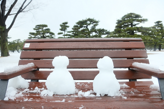 First Snowfall of the Season in the Tokyo Metropolitan Area Confusion in the traffic network Snowmen chill on a bench in the Hibiya district on January 18, 2016, in Tokyo, Japan. Much of the Kanto area woke up to its first snow of 2016 which in turn caused major train delays around the Japanese capital and some bullet train services to northern Japan were cancelled.  Photo by Yohei Osada AFLO 