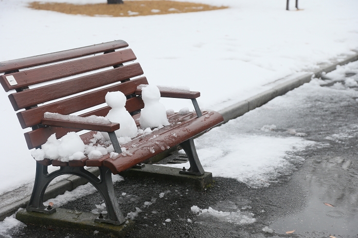 First snowfall of the season in the Tokyo metropolitan area Traffic disrupted Snowmen chill on a bench in the Hibiya district on January 18, 2016, in Tokyo, Japan. Much of the Kanto area woke up to its first snow of 2016 which in turn caused major train delays around the Japanese capital and some bullet train services to northern Japan were cancelled.  Photo by Yohei Osada AFLO 