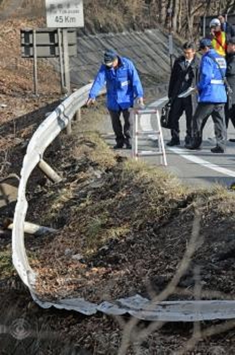 Karuizawa Ski Bus Accident 15 people died Ski bus falls in Karuizawa, Nagano, Japan Officials from the Ministry of Land, Infrastructure, Transport and Tourism s Business Motor Vehicle Accident Investigation Commission examine the accident site Officials from the Ministry of Land, Infrastructure, Transport and Tourism s Business Motor Vehicle Accident Investigation Commission examine the accident site in Karuizawa, Nagano, Japan, January 15, 2016, 2:57 p.m. Photo by Toshiki Miyama
