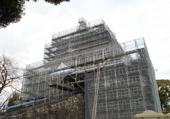The castle tower of Odawara Castle is undergoing earthquake resistant construction. The castle tower of Odawara Castle undergoing earthquake resistant construction in Odawara City, Kanagawa Prefecture, January 11, 20016, photo by Kenji Mori.
