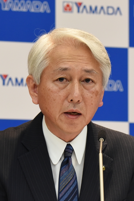 Yamada Denki Changes Presidents Mr. Kuwano to be the new president Yamada Denki Co., Ltd. announced on January 21 that Noboru Yamada, the company s founder and president, will assume the position of chairman with representative authority, and Mitsumasa Kuwano, director and executive managing officer, will be promoted to president. Mitsumasa Kuwano, president elect, attends the press conference at the company s headquarters in Takasaki City, Gunma Prefecture, on the afternoon of January 21, 2016.