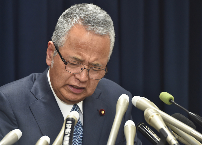Minister Amari is suspected of offering cash Minister Amari takes responsibility and announces resignation Akira Amari, Minister of State for Economic Revitalization, announces his resignation at a press conference in Tokyo, Japan, 2016. January 28, 5:53 p.m.  photo by Mikiharu Takeuchi