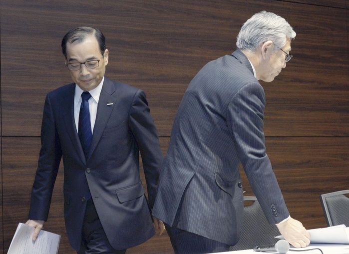Asahi Kasei President Announces Resignation Cited for falsifying pile data Toshio Asano, president of Asahi Kasei Corporation  right , leaves his seat after a press conference to announce the change of president, and Hidetake Kobori, representative director and senior managing executive officer of Asahi Kasei Corporation, who has been chosen as the next president, at 4:58 p.m. on April 9 in Chiyoda ku, Tokyo.