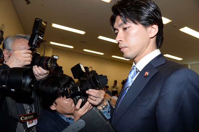 Kensuke Miyazaki, who is suspected of adultery Announced his resignation from the Diet Kensuke Miyazaki, a member of the House of Representatives, withdraws after a press conference on his resignation from the House, February 12, 2016  photo location  House of Representatives 2nd Congressional District Hall
