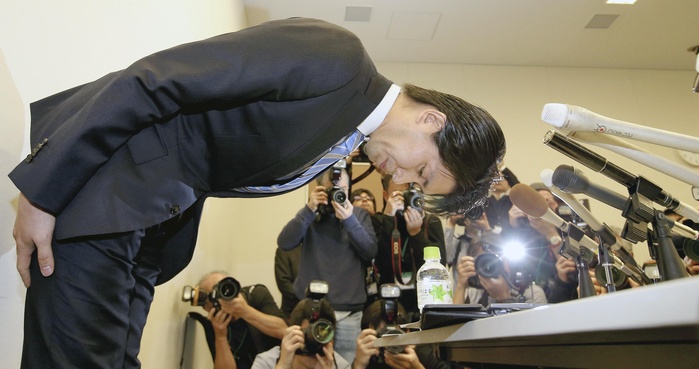Kensuke Miyazaki, who is suspected of adultery Announced his resignation from the Diet Kensuke Miyazaki announces his resignation from the Diet at a press conference and bows his head at the Second House of Representatives on the morning of December 12.