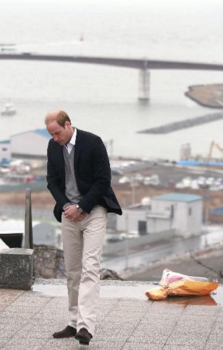 Prince William Visits Japan Visit to the disaster stricken areas in Miyagi Prefecture Prince William of the United Kingdom visits the areas affected by the Great East Japan Earthquake and observes a moment of silence in light rain without an umbrella. Photo taken on March 1, 2015 at Hiyoriyama Park in Ishinomaki, Miyagi Prefecture.