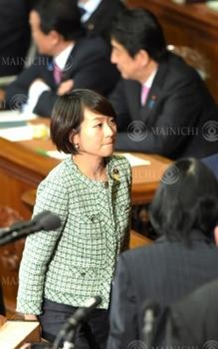 Budget Bill for Fiscal Year 2016 Passed by the Plenary Session of the House of Representatives Takako Suzuki, expelled from the DPJ, votes in favor of the fiscal 2016 budget bill at a plenary session of the House of Representatives. Behind her to the right is Prime Minister Shinzo Abe, photographed by Taro Fujii at 5:21 p.m. on March 1, 2016 in the Diet.