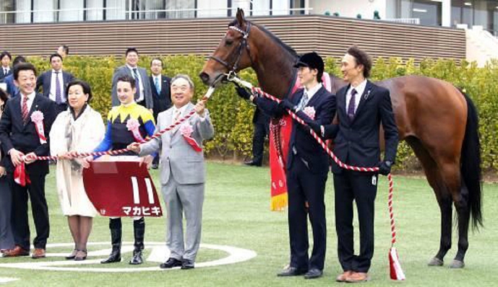 2016 Yayoi Prize  G2  Makahiki won  L R  Yasuo Tomomichi, Trainer Yasuo Tomomichi, Christophe Lemaire, Makoto Kaneko, Owner Makoto Kaneko, Makahiki, MARCH 6, 2016   Horse Racing : 53rd Hochi Cup Yayoi Prize  G2   G2 . Makahiki s trainer Tomomichi  far left  Rumer  third from left  and other officials pose for a commemorative photo after winning the Hochi Cup Yayoi Prize. Photo taken March 6, 2016, at Nakayama Racecourse.