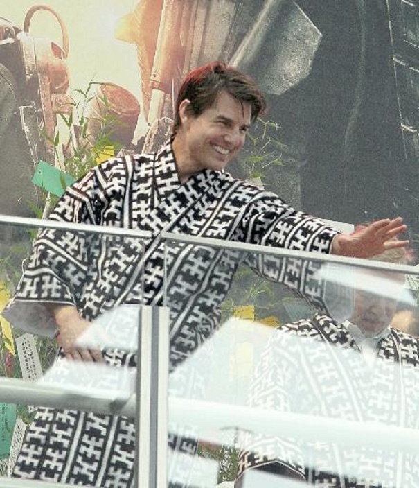 Tom Cruise, Jun 26, 2014 : Tom Cruise waves to fans wearing a happi coat for Hakata Gion Yamakasa at 1:56 p.m. on June 26, 2014 in Hakata Ward, Fukuoka City. June 26, 2014 at JR Hakata Station Square in Hakata Ward, Fukuoka City, Fukuoka. The article appeared on page 33 of the Seibu Morning Edition on June 27. On June 26, popular American actor Tom Cruise participated in a PR event for the movie 
