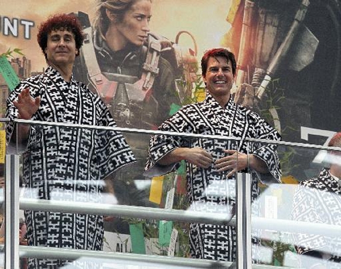 Doug Liman and Tom Cruise, Jun 26, 2014 : Tom Cruise (right) smiles in front of his fans wearing a happi coat from Hakata Gion Yamakasa (1:05pm on June 26). 7 minutes, in front of JR Hakata Station in Hakata Ward, Fukuoka City, June 26, 2014. June 26, 2014, photo by Katsumi Tanaka On June 26, popular American actor Tom Cruise held an event at the plaza in front of JR Hakata Station in Fukuoka City. On June 26, popular American actor Tom Cruise participated in a PR event for the movie 