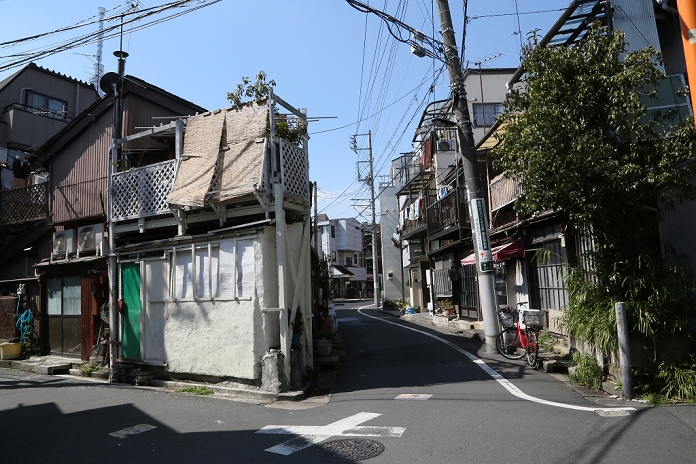 Showa era appearance Kyoshima neighborhood, Sumida ku, Tokyo  March 15, 2016  March 15, 2016, Tokyo, Japan   Partitioned tenement houses clustered in the densely populated neighborhood of Kyojima, one of the disaster prone areas in downtown Tokyo with narrow, but lively alleys crisscrossing in every direction.  Photo by Haruyoshi Yamaguchi AFLO  VTY  mis   