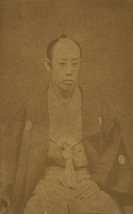 October 13, 1838 (November 29, 1838) - September 13, 1903 (Meiji 36) Kabuki actor active in the Meiji era. His store name was Naritaya. His family name was Naritaya, and his family crest was Mimasu. His haiku stage names include Shisen, Danshu, Jukai, and Sansho, and his stage name is Yoan. His real name was Horikoshi Hideshi. Together with Onoe Kikugoro V and Ichikawa Sadanji I, he established the so-called 
