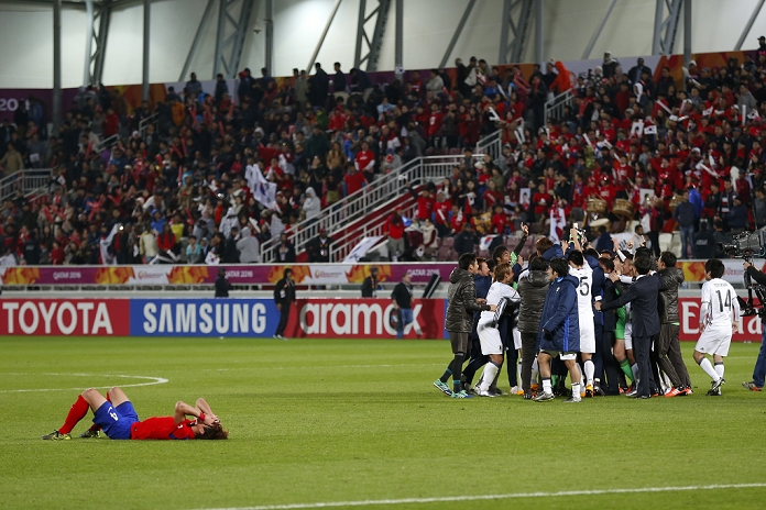 2016 AFC U 23 Championship. Japan wins all six rounds Japan team group  JPN , JANUARY 30, 2016   Football   Soccer : Japan players celebrate their victory as Song Ju Hun of South Korea lies on the pitch dejected after the AFC U23 Championship Qatar 2016 Final match between South Korea 2 3 Japan at Abdullah bin Khalifa Stadium in Doha, Qatar.  Photo by AFLO 