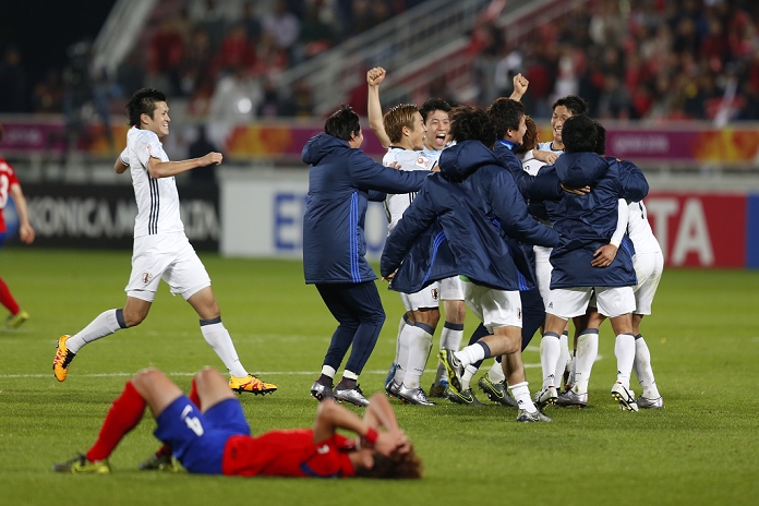 2016 AFC U 23 Championship. Japan wins all six rounds Japan team group  JPN , JANUARY 30, 2016   Football   Soccer : Japan players celebrate their victory as Song Ju Hun of South Korea lies on the pitch dejected after the AFC U23 Championship Qatar 2016 Final match between South Korea 2 3 Japan at Abdullah bin Khalifa Stadium in Doha, Qatar.  Photo by AFLO 