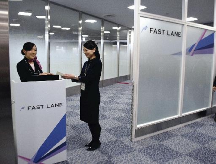 Immigration Priority Lanes Open to the Public Newly established by Narita Airport First Lane at Narita Airport s immigration checkpoint at 10:37 a.m. on March 28, 20160328 at Narita Airport s Passenger Terminal 1.