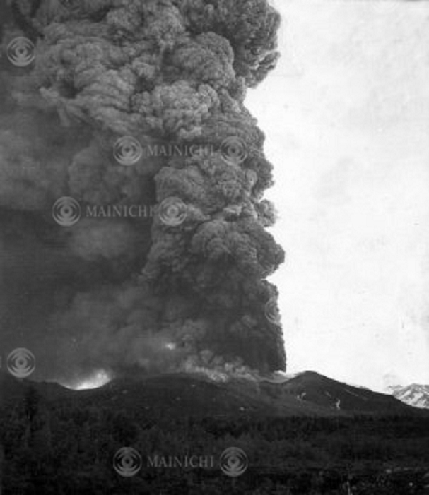 Tokachi erupts in Biei Town, Hokkaido. 5 people died and 12 were seriously injured. Explosion of Tokachi dake Eruption Biei Town, Hokkaido June 1962 29th eruption Tokachi dake explosion 5 people died and 12 people were seriously injured Japan Hokkaido Biei Town June 30, 1962 Photo