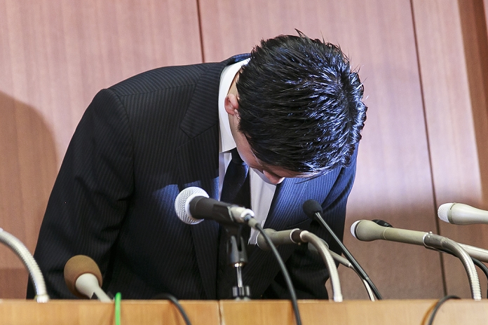 Gambling at illegal casinos Taiko and Momota apologize at press conference Kento Momota, APRIL 8, 2016   Badminton : Japanese badminton player Kento Momota bows in deep apology during a news conference on April 8, 2016, An NTT East badminton team representative, Masayuki Okumoto, said that Keinichi Tago had lost approximately 10 million yen through He also said that world number 2, Kento Momota had lost 500,000 yen. Gambling is illegal in Japan and can carry a prison sentence and both the badminton stars admitted visiting a yakuza operated casino. Momota and Tago were expected to represent Japan in the The two have yet to be sanctioned but it is expected they won t make the trip to Brazil. Reyes Marin AFLO 
