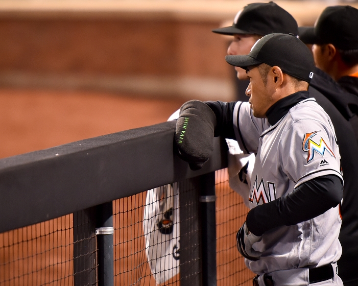 2016 MLB Golf mittens to keep you warm Ichiro Ichiro Suzuki  Marlins , APRIL 11, 2016   MLB : Ichiro Suzuki of the Miami Marlins watches from the dugout during a Major League Baseball game against the New York Mets at Citi Field in Flushing, New York, United States.  Photo by Hiroaki Yamaguchi AFLO 