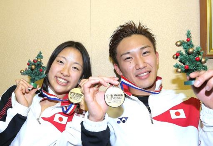 BWF Super Series Finals Men s champion Momota and women s champion Okuhara press conference  L R  Nozomi Okuhara, Kento Momota  JPN , DECEMBER 14, 2015   Badminton : Women s singles player Nozomi Okuhara smiles with a Christmas tree and gold medal after winning the Badminton Super Series Finals. Hope  left  and Kento Momota of the men s singles. At Narita Airport.Photo taken Dec. 14, 2015. Published December 15.