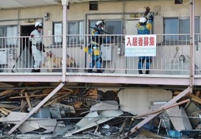 Kumamoto Earthquake Major damage in Mashiki Town Police officers use a crowbar to pry open a door to search a collapsed apartment building in Mashiki Town, Kumamoto Prefecture, April 17, 2016, 2:38 p.m. Photo by Osamu Sugagawa