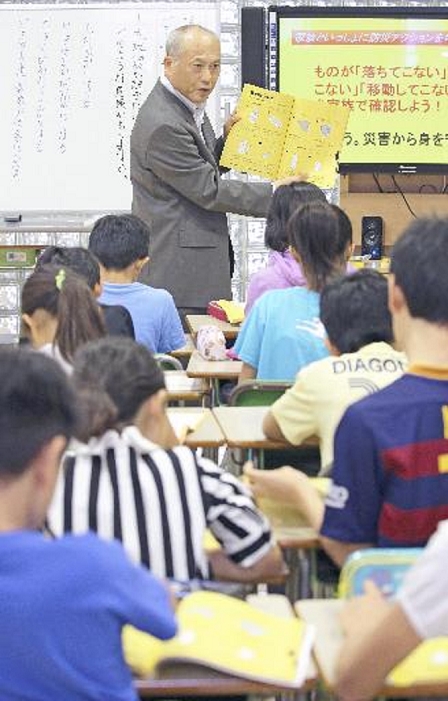 Governor Masuzoe of the Tokyo Metropolitan Government inspects a class using the  Disaster Prevention Notebook  teaching materials. Tokyo Governor Yoichi Masuzoe observes a class using the  Disaster Prevention Notebook. The  Disaster Prevention Notebook  is an educational material for children based on the  Tokyo Disaster Prevention  book, which the Tokyo Metropolitan Government has begun distributing to all households in Tokyo. Photo taken on September 24, 2015 at Konan Elementary School in Minato Ward, Tokyo.